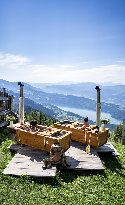 Pärchen genießt AlmBad mit Aussicht auf den Millstätter See