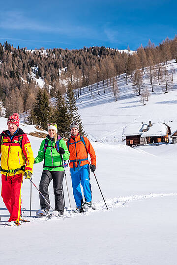Beim Schneeschuhwandern durch die Winterlandschaft stapfen © MS Photography ARGE NAturerleben Michael Stabentheiner