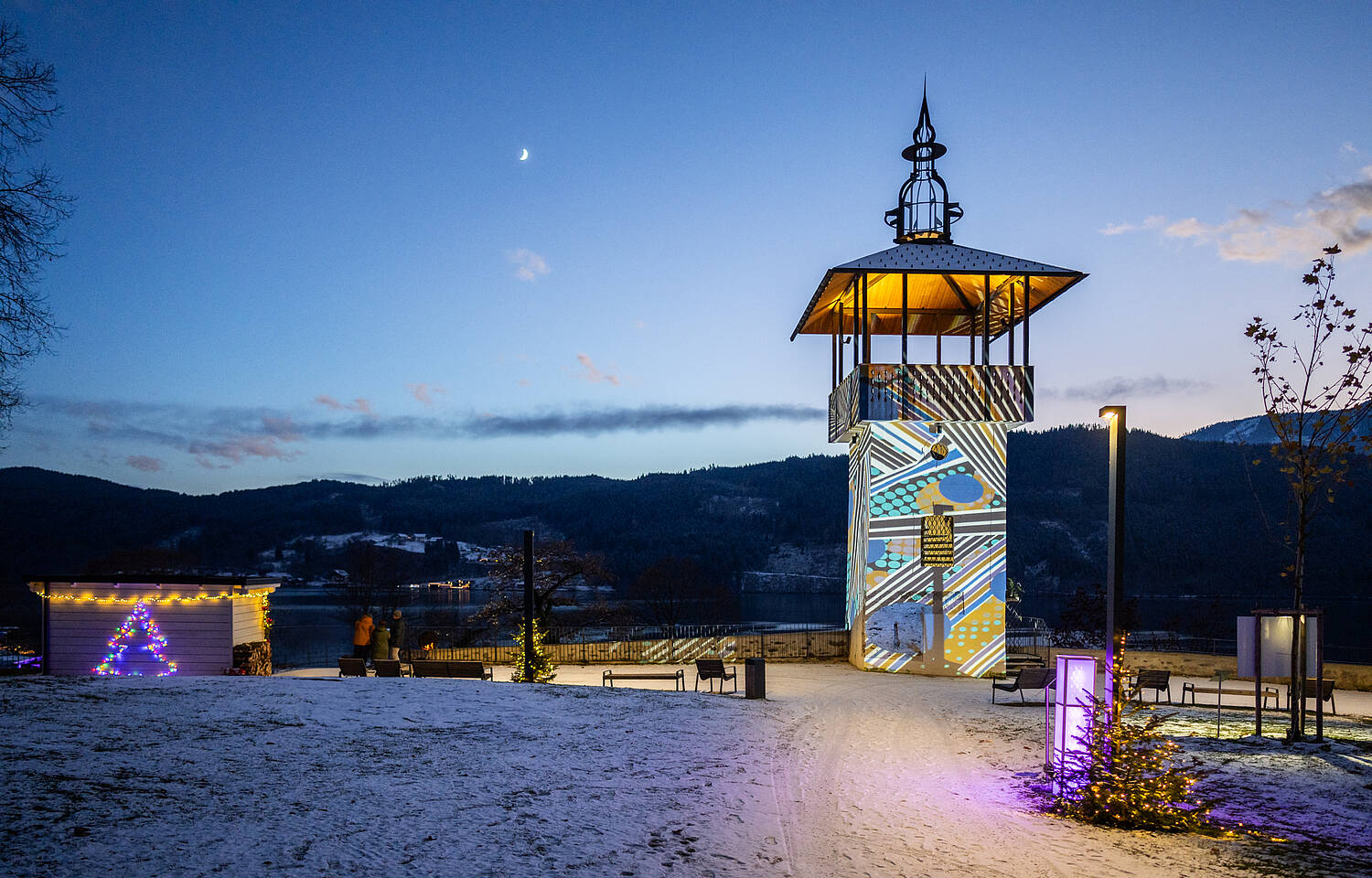 Leicht verschneiter beleuchteter Turm am Lichtweg in Millstatt im Winter