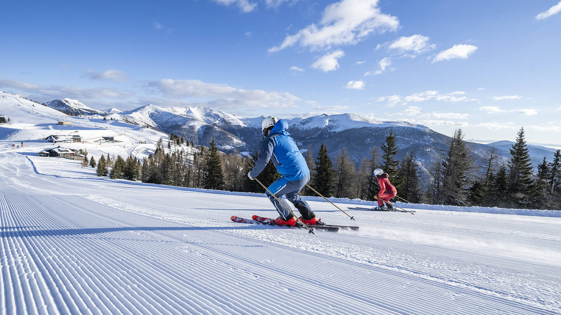 2 Skifahrer fahren nebeneinander die Piste im Skigebiet Bad Kleinkirchheim hinunter