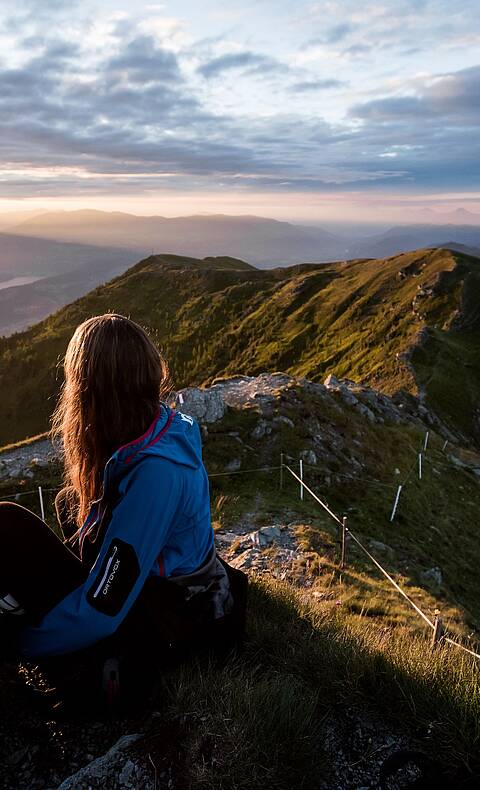 Wandern am Sportberg Goldeck bei Sonnenuntergang © Sam Strauss_Goldeck Bergbahnen