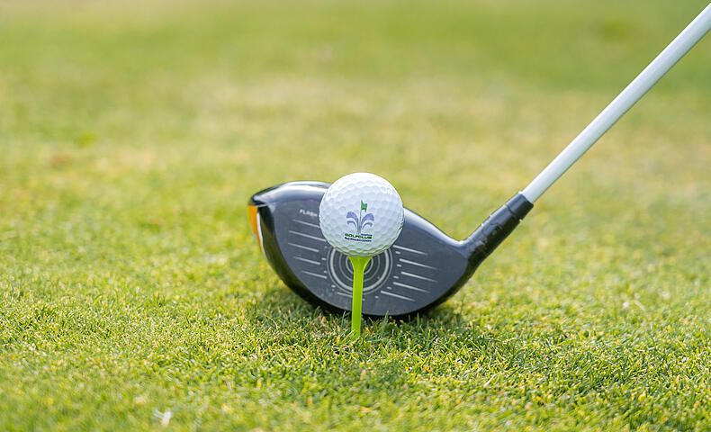 Golfen im saqaftigen Grün © Mathias Prägant