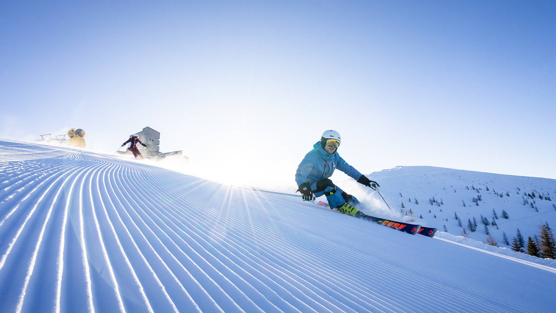 Skifahrer carvt über perfekt präparierte Piste in Bad Kleinkirchheim