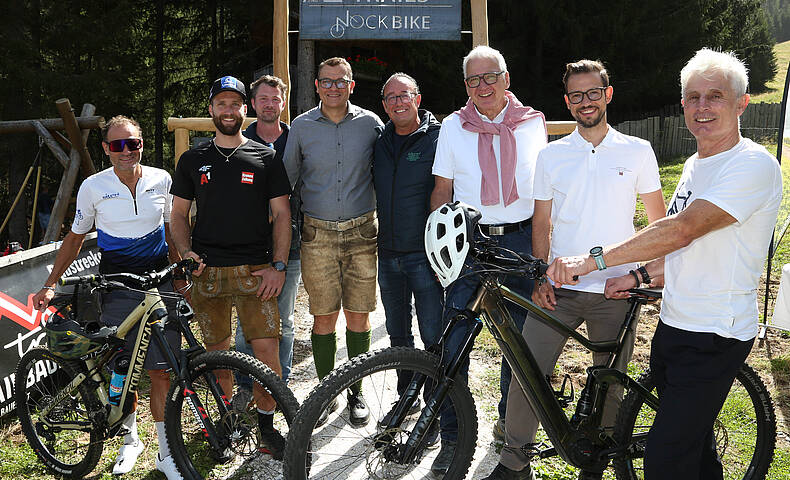 Gruppenfoto bei der Eröffnung der Marco Schwarz Trails in Bad Kleinkirchheim