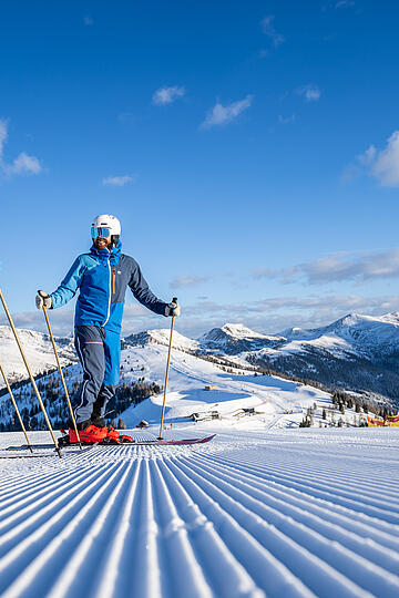 Zwei Skifahrer auf frisch präparierter Piste im Skigebiet Bad Kleinkirchheim