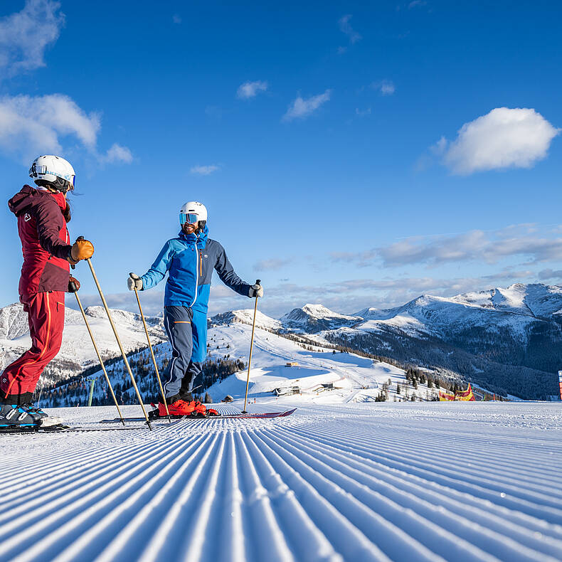Zwei Skifahrer auf frisch präparierter Piste im Skigebiet Bad Kleinkirchheim