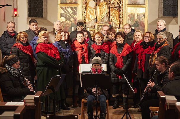 Chor singt etwas in der Adventzeit in der Kirche von Bad Kleinkirchheim