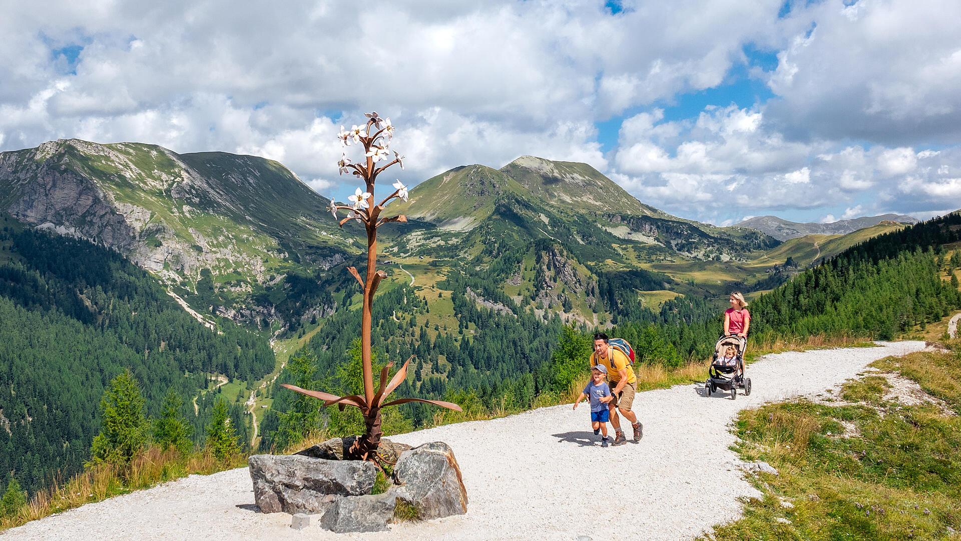 Wandern mit Familie zur Speikskulptur © Michael Stabentheiner_MBN Tourismus