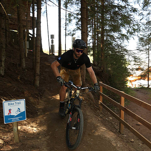 Marco Schwarz beim First Ride auf den nach ihm benannten Mountainbike-Trails in Bad Kleinkirchheim.