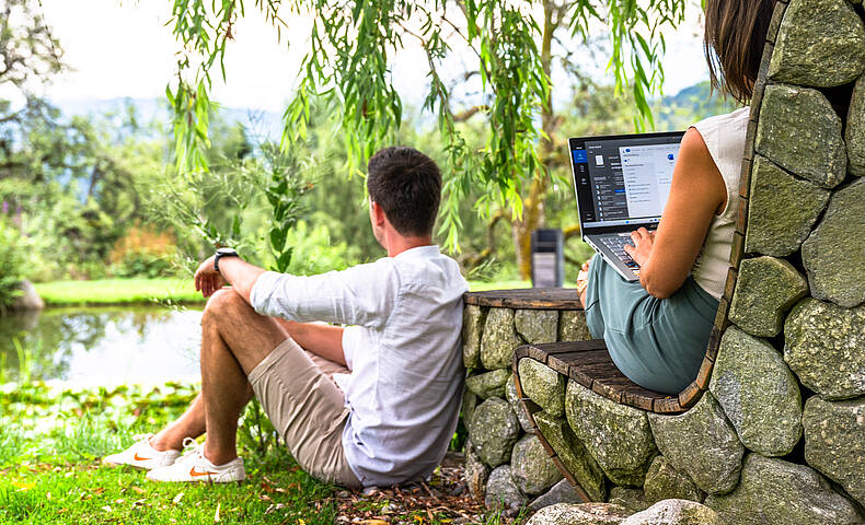 Workation in Kärnten – Frau arbeitet mit Laptop in der Natur. Remote Work in den Alpen zwischen Millstätter See und Nockbergen