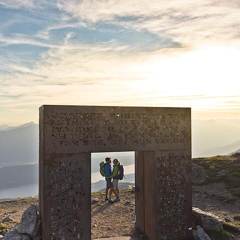 Hand in Hand durch das Granattor © Franz Gerdl_MBN Tourismus