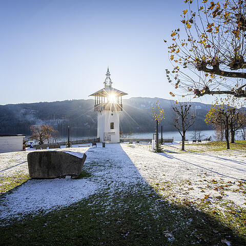 Turm beim Millstätter Lichtweg mit Sonnenstrahlen