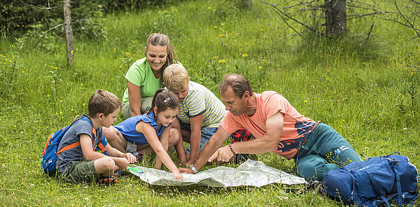 Kinder erkunden die Naturpfade in den Nockbergen, begleitet von ihren Eltern © Gert Perauer_MBN Tourismus