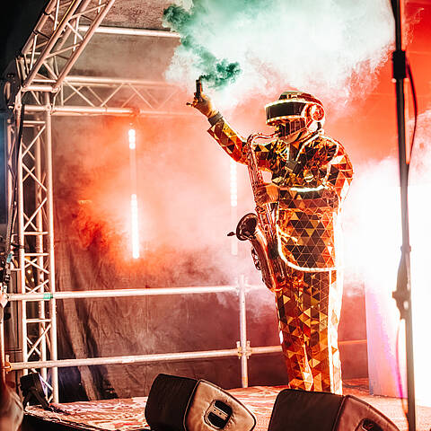 Spiegelmann mit Saxophon auf der NockBeats Bühne bei der Eröffnung in Bad Kleinkirchheim 