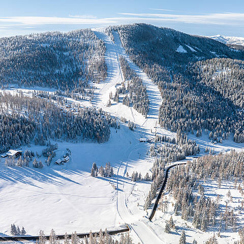 Blick von oben auf das Skigebiet Hochrindl