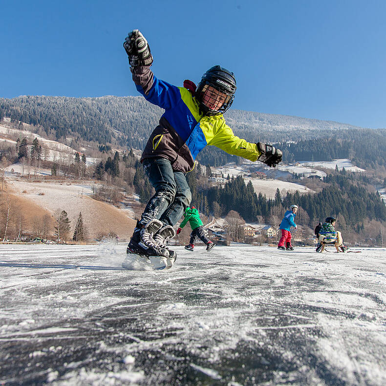 Eislaufen am zugefrorenen Brennsee © Mathias Prägant_MBN Tourismus