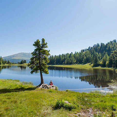 Blick auf den Schwarzsee mit Frau, die entspannt