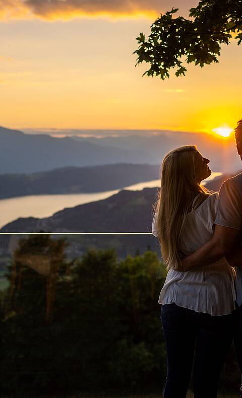 Pärchen sehen sich zusammen am Sternenbalkon den Sonnenuntergang an