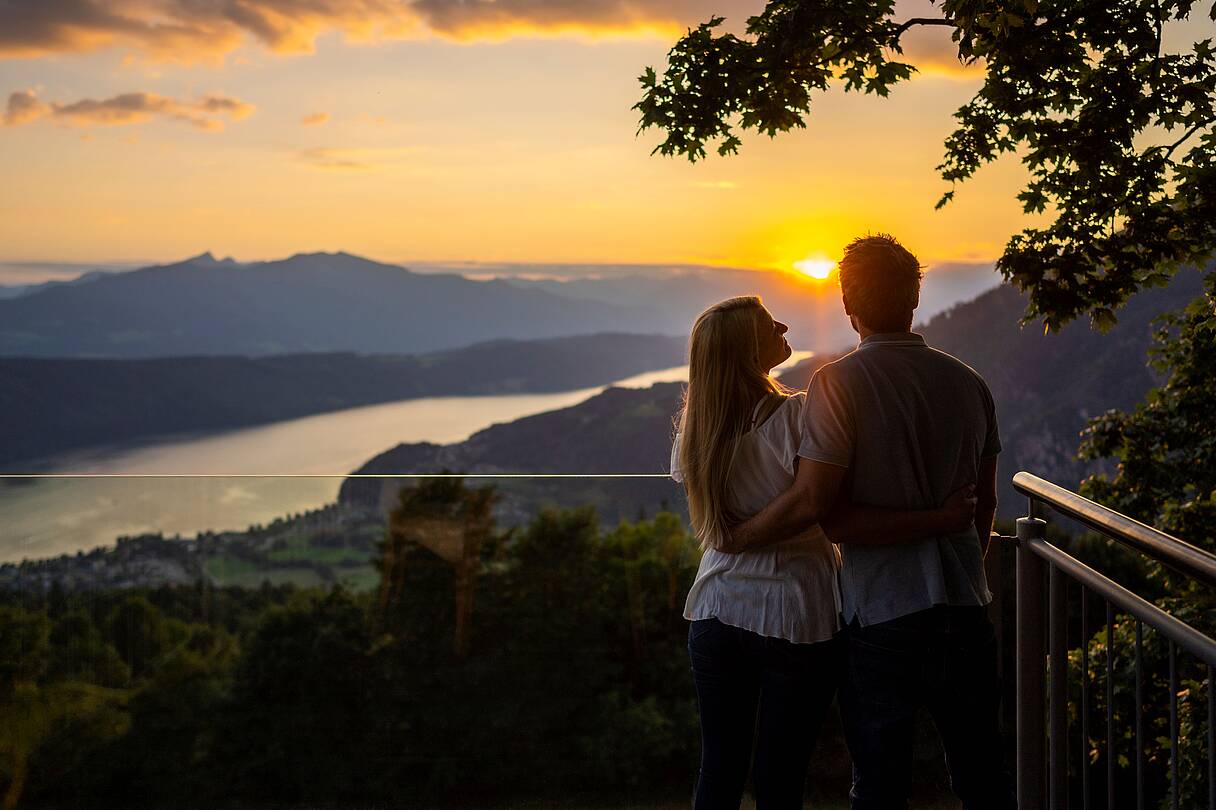Pärchen sehen sich zusammen am Sternenbalkon den Sonnenuntergang an