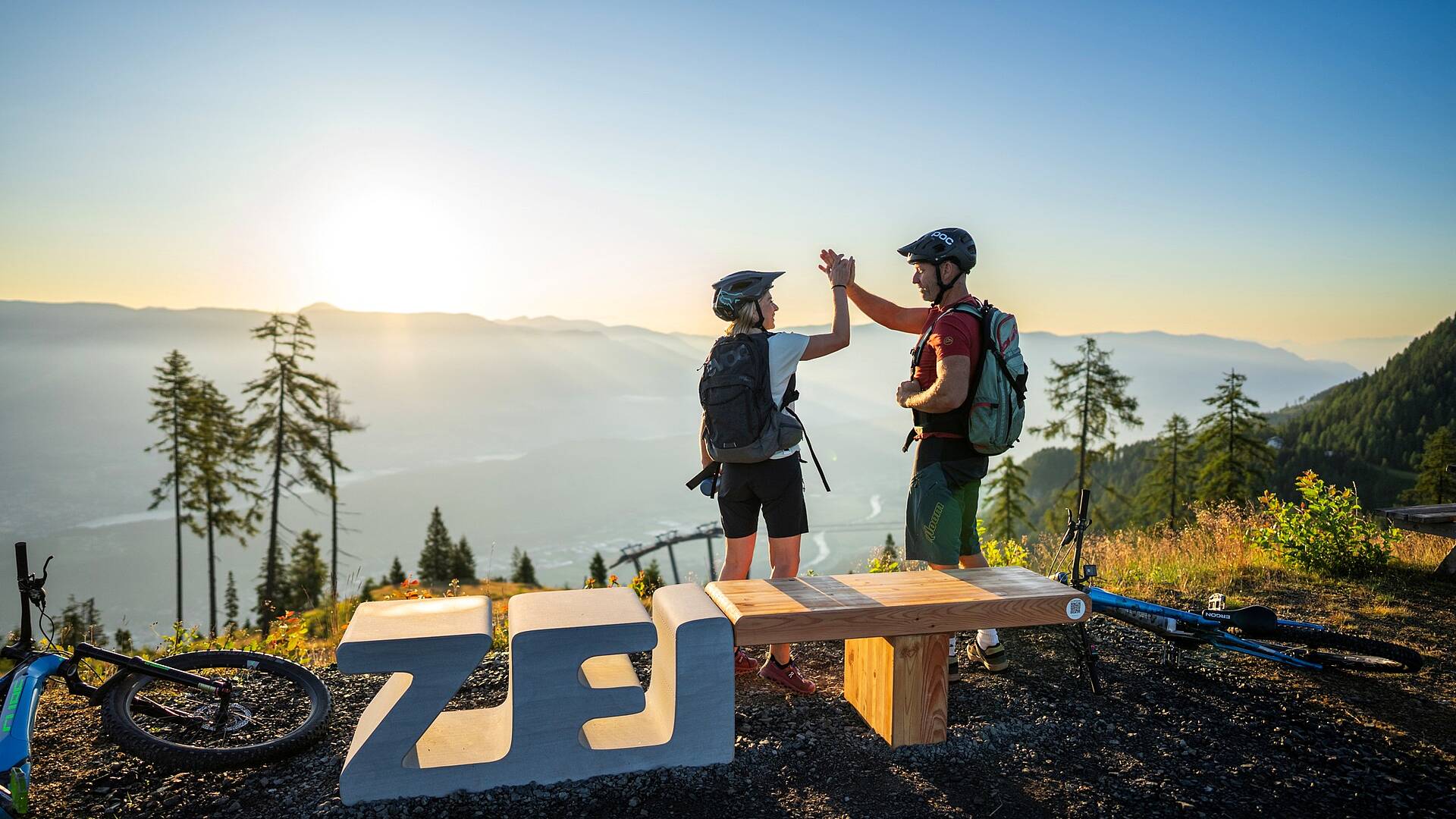 2 Personen feiern ihren Gipfelsieg am Goldeck beim Zeitplatz
