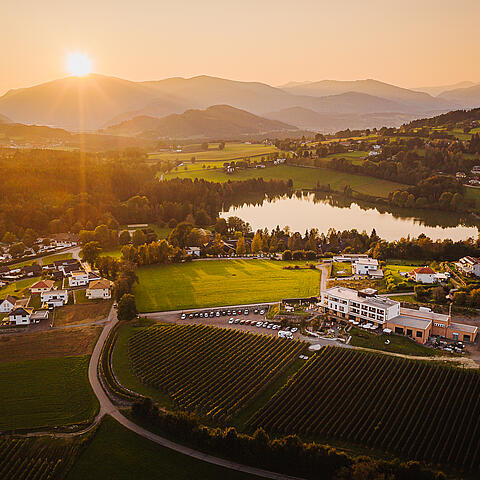 Drohnenaufnahme von fgeldkirchen bei Sonnenuntergang © Paul Hübel_Trippelgut