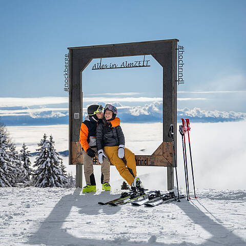 Skifahrer am ZEITplatz Alles in AlmZEIT auf der Hochrindl mit Winterpanorama