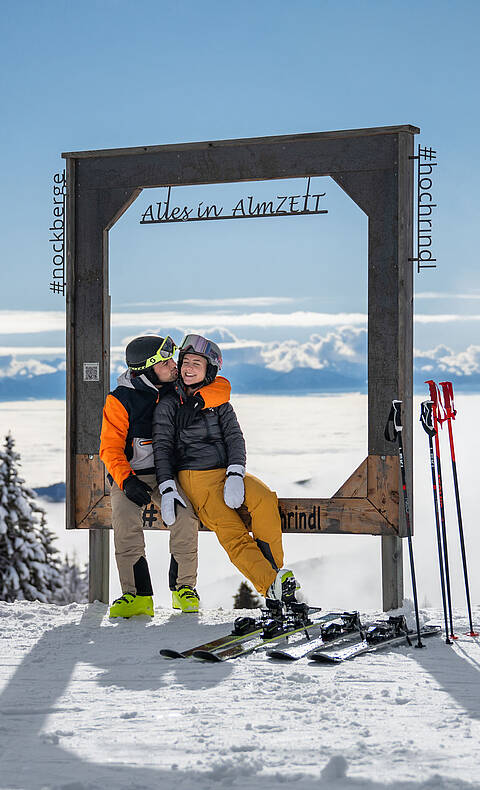 Skifahrer am ZEITplatz Alles in AlmZEIT auf der Hochrindl mit Winterpanorama