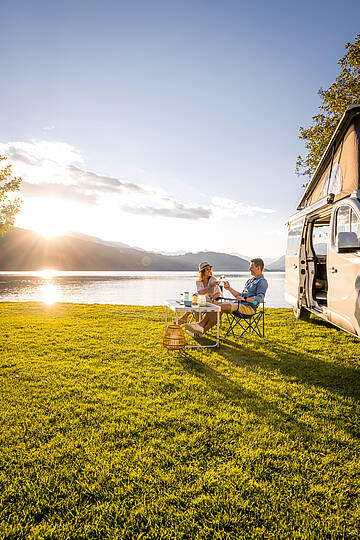 Pärchen genießt Campingurlaub am See