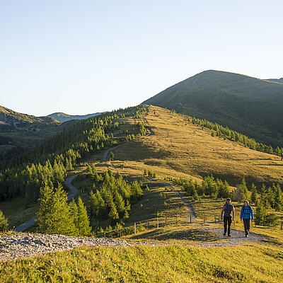 2 Wanderer gehen einen Wanderweg im UNESCO Biosphärenpark entlang