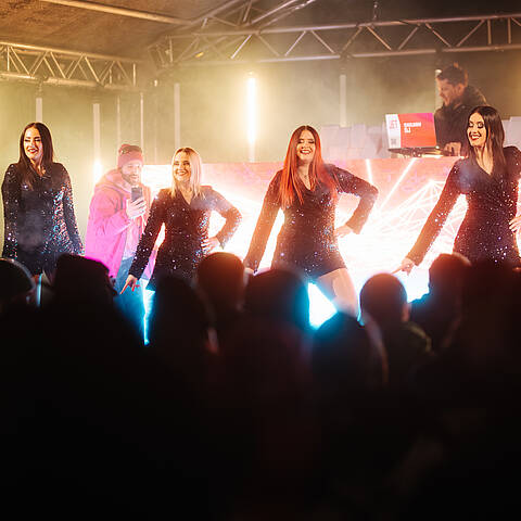 4 Frauen tanzen auf der Bühne beim Nock Beats in Bad Kleinkirchheim