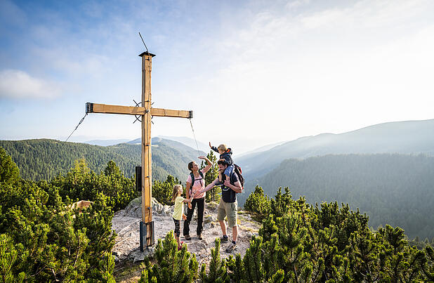 Ein Wanderer genießt den atemberaubenden Blick auf die Nockberge, während er auf einem malerischen Pfad wandert © Gert Perauer_MBN Tourismus