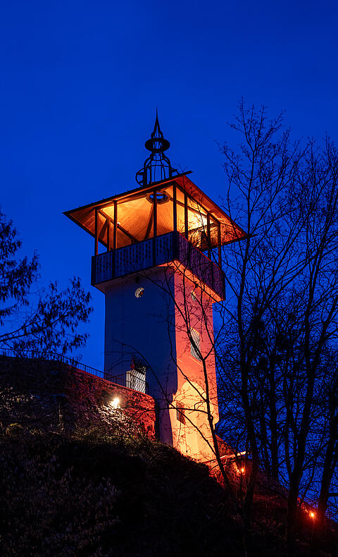 Beleuchteter Turm im Barbara Egger Park in Millstatt