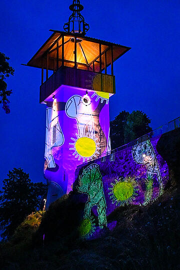 Millstätter Lichtweg im Sommer in Millstatt am See: Leuchtender Turm im Barbara Egger Park inszeniert von OchoResotto