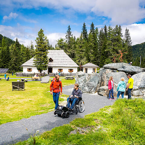 Eine informative Wanderung entlang der barrierefreien Bergpromenade Brunnach in den Nockbergen © Michael Stabentheiner_Kärnten Werbung