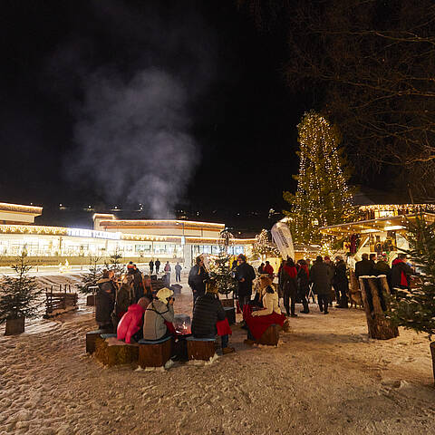Besinnliche Stimmung am Marktplatz gegenüber der Therme St. Kathrein