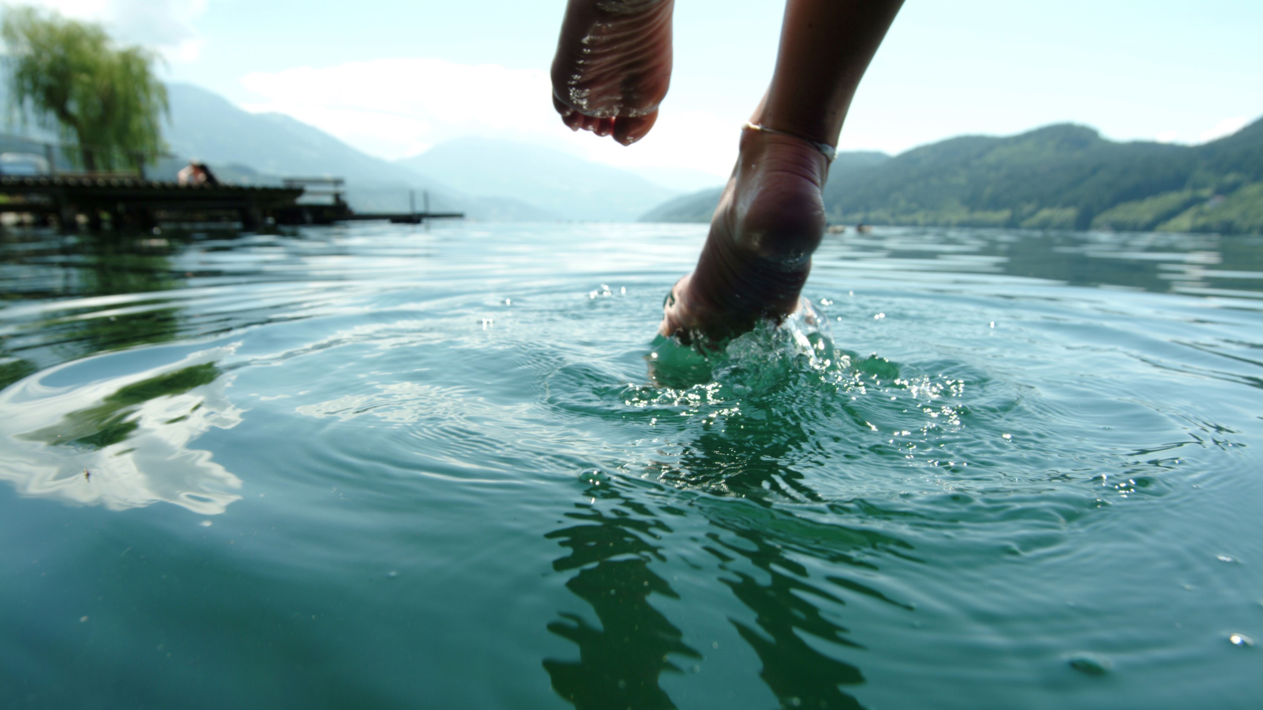 Füsse planschen im Millstätter See