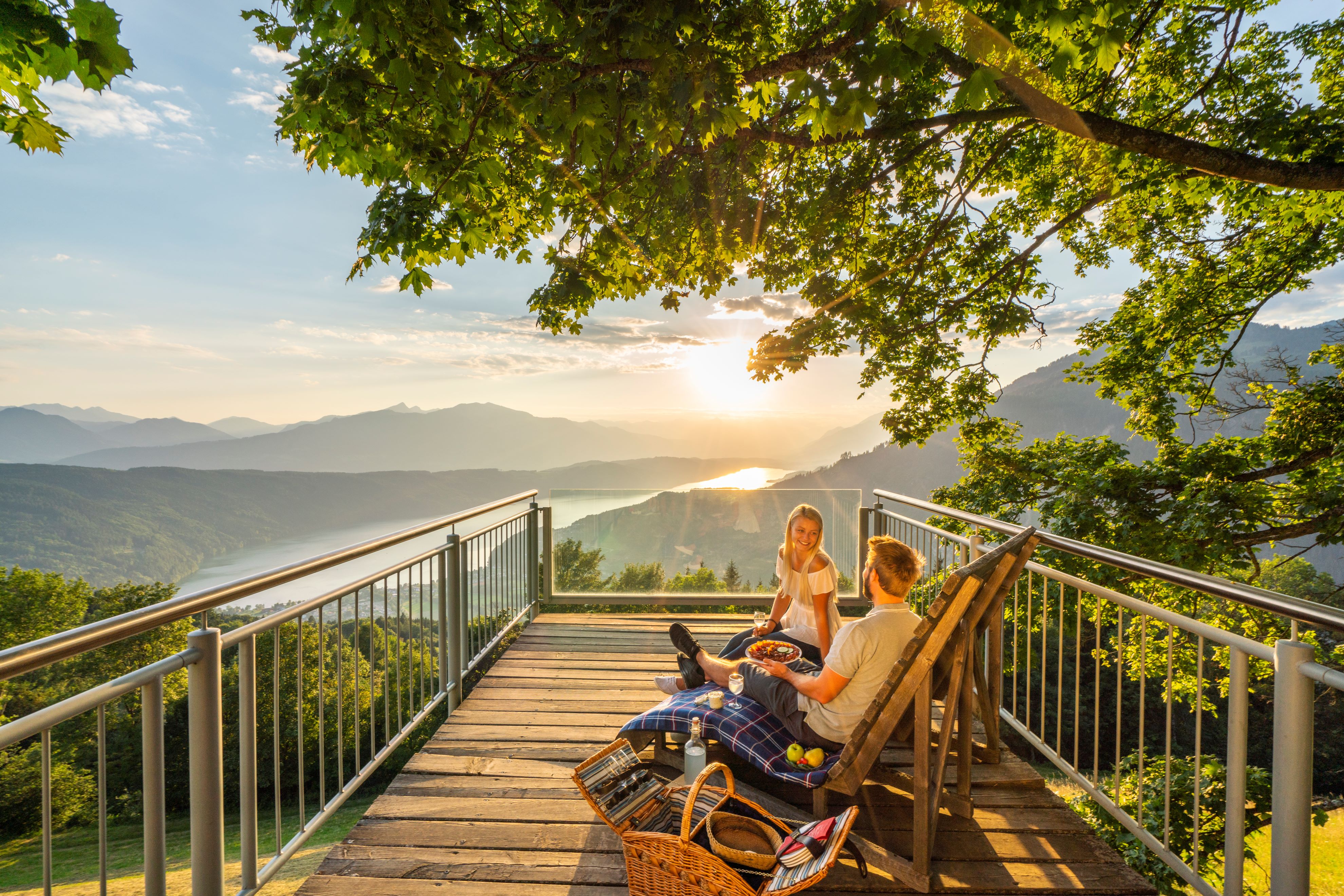 Pärchen genießt Sternenbalkon am Millstätter See mit Picknick